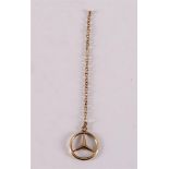 A 14 kt 585/1000 yellow gold pendant with a Mercedes brand necklace, 11.6 grams, Ø 3 cm.