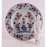 A Chinese Imari porcelain plate, China, 18th century. Blue/red, partly gold-heightened floral decor,