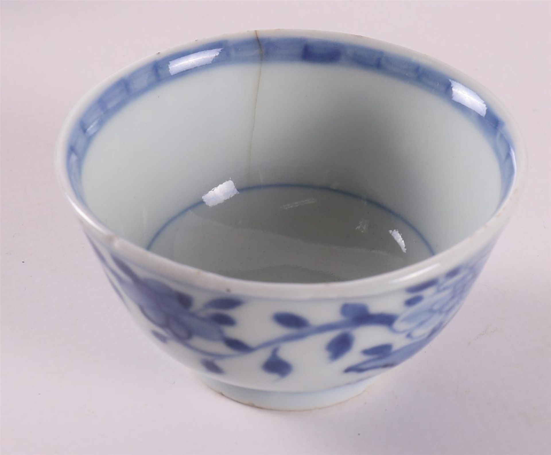 A lot of various blue/white porcelain cups and saucers, China, including 18th century, tot. 12x. (1x - Image 9 of 16