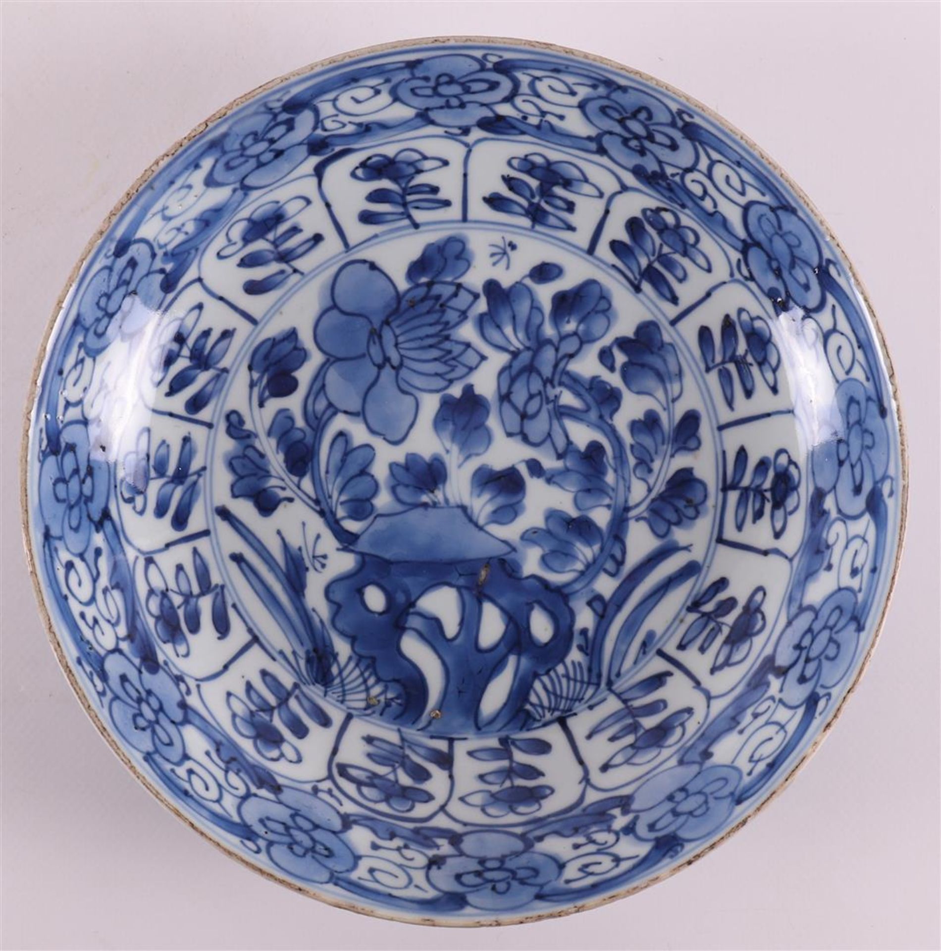 A blue and white porcelain deep dish, China, Kangxi, around 1700. Blue underglaze decoration of - Bild 2 aus 7