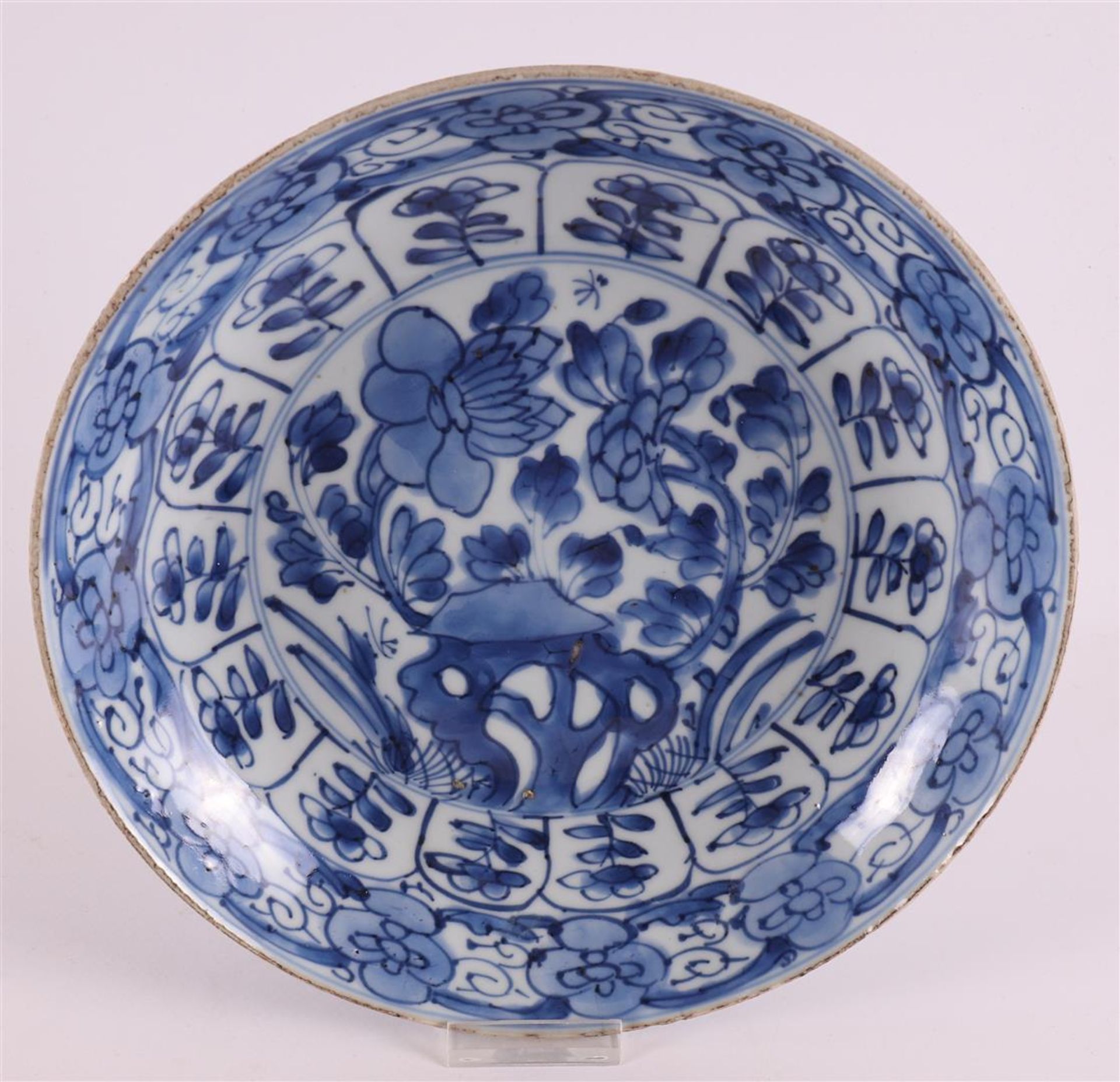 A blue and white porcelain deep dish, China, Kangxi, around 1700. Blue underglaze decoration of