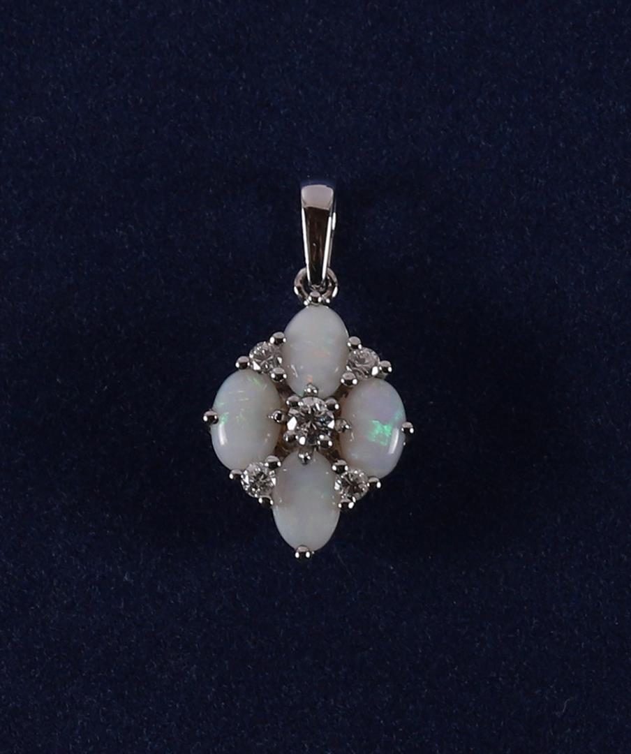 An 18 kt 750/1000 gold pendant with 5 brilliants of 0.24 ct in total and 4 cabochon cut milk opals.