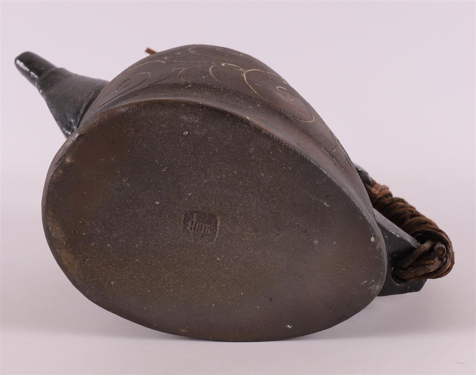 A gray ceramic teapot with braided wooden handle, collection Paul Mertz, h 24 cm. - Bild 4 aus 6
