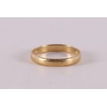 A 14 kt 585/1000 yellow gold wedding ring, 3.6 grams, ring size 31, Ø 31 mm.