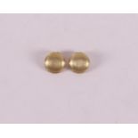 A pair of 14 carat 585/1000 matted gold earclips, 5.3 grams, tot. 2x.