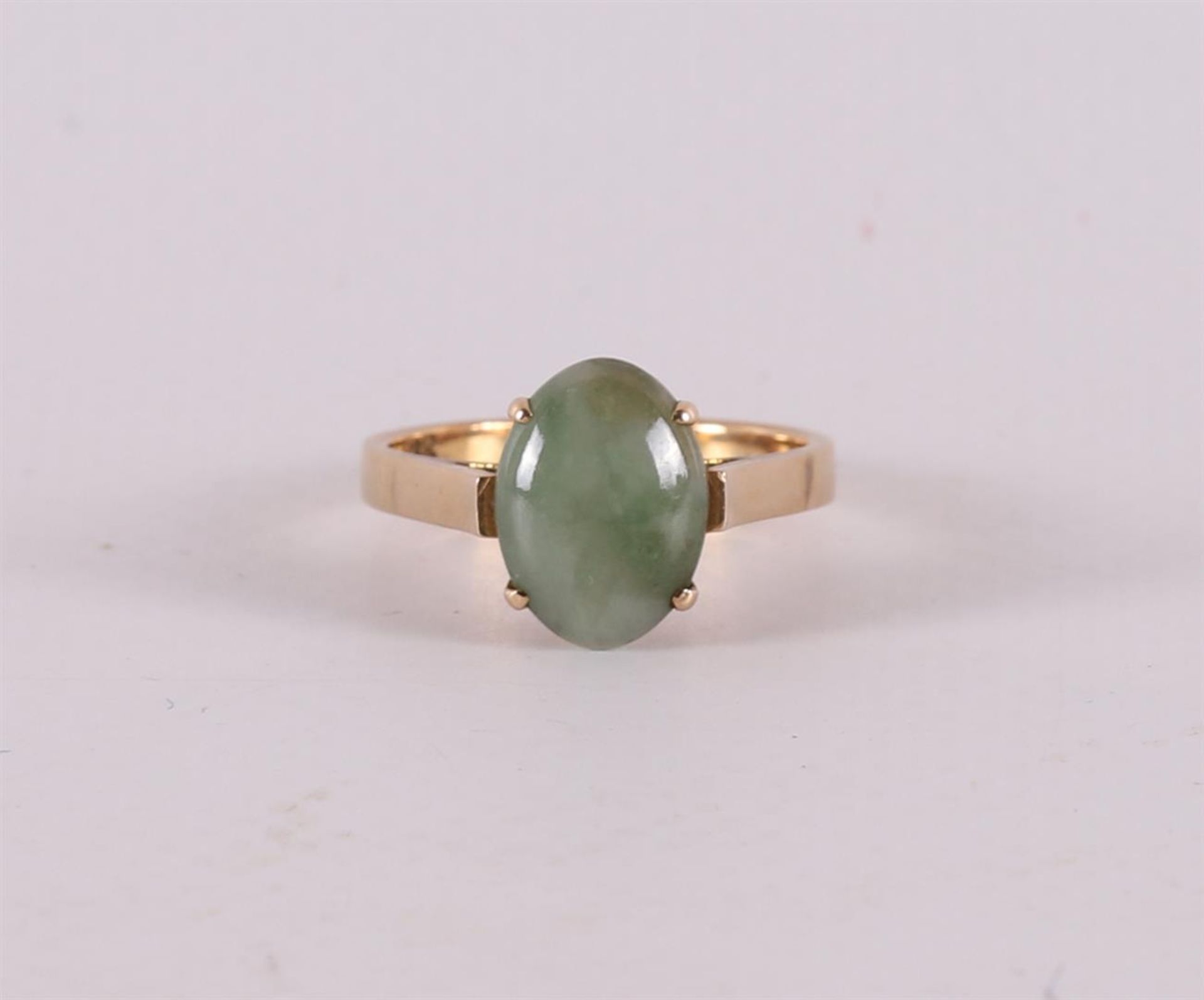 An 18 kt 750/1000 gold ring, set with green jade, gross weight 3.6 grams, ring size 17, Ø 17 mm.