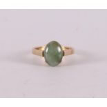 An 18 kt 750/1000 gold ring, set with green jade, gross weight 3.6 grams, ring size 17, Ø 17 mm.