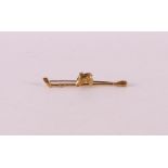 A 14 kt 585/1000 yellow gold pin with horse and polo stick, 4.0 grams, length 5.5 cm.