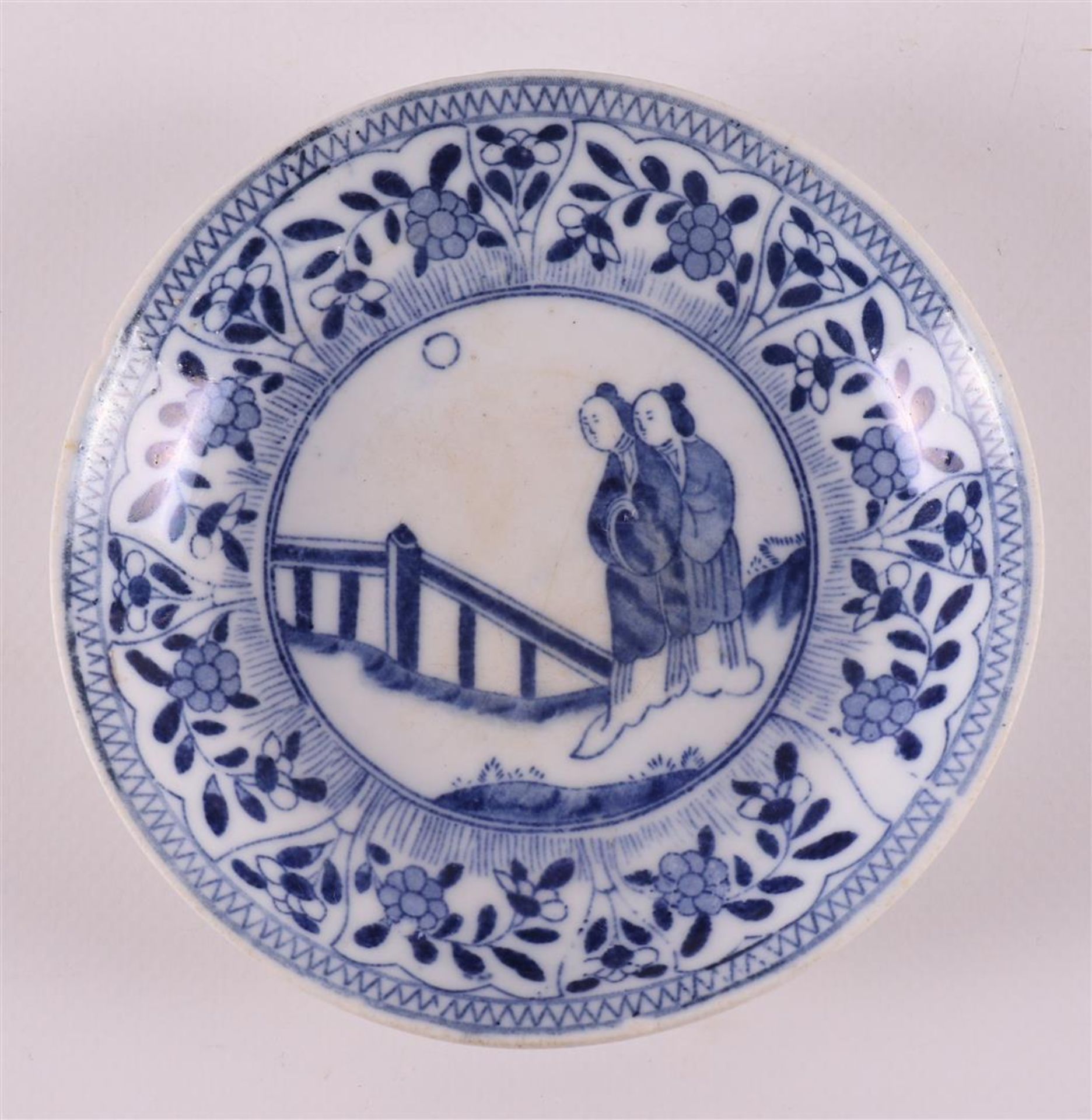 A Chinese blue and white porcelain plate, Qianlong, 18th C. Blue underglaze decoration of, among - Bild 2 aus 13