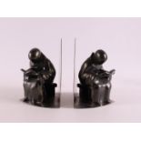 A pair of bookends in the shape of reading monks, Metawa Tiel - Art, 1st half 20th century, h 14.5