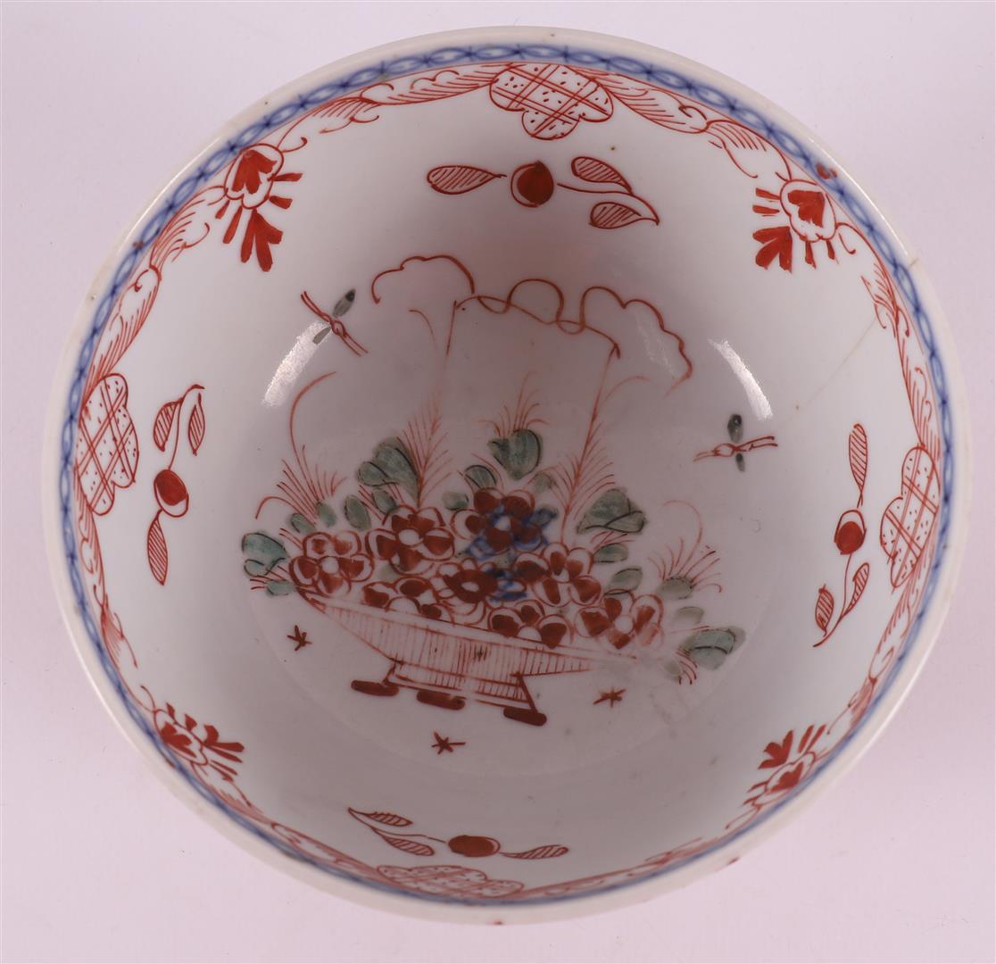 An Amsterdam colorful porcelain bowl, China, Qianglong, 18th century. Polychrome decoration of - Image 6 of 20