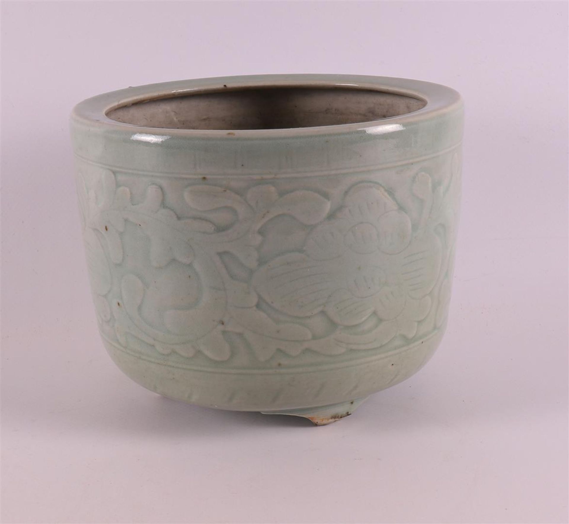 A celadon-coloured porcelain brush pot, China, Kangxi, around 1700. Relief floral decoration, h 13 x - Bild 4 aus 8