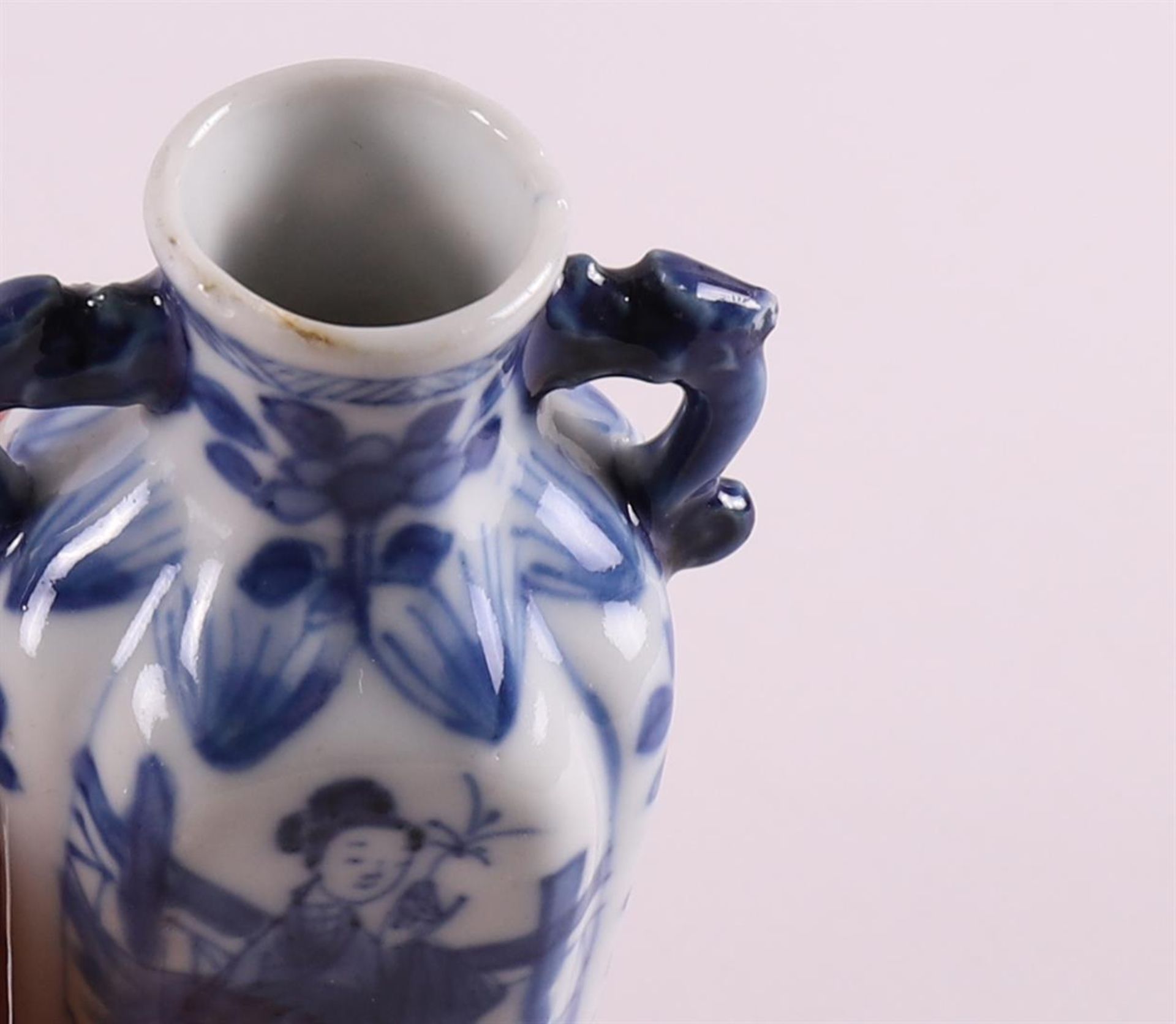 A pair of blue and white porcelain vases with ears, China, Kangxi, around 1700. Blue underglaze - Bild 6 aus 9