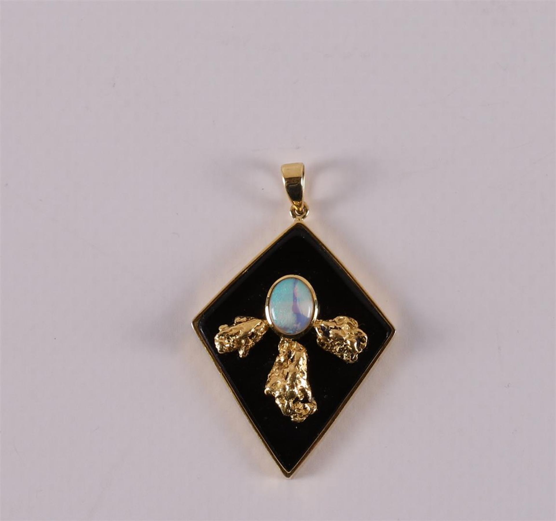 A 14 kt 585/1000 diamond-shaped pendant, set with oval cabochon cut opal on onyx background, gross