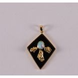 A 14 kt 585/1000 diamond-shaped pendant, set with oval cabochon cut opal on onyx background, gross