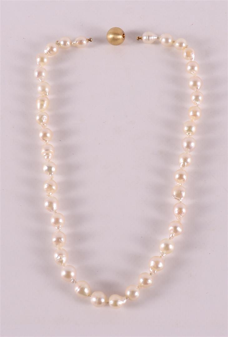 A necklace of cultured pearls on a mysterious ball clasp, design: Jörg Heinz, Germany, l 40 cm. - Image 2 of 2