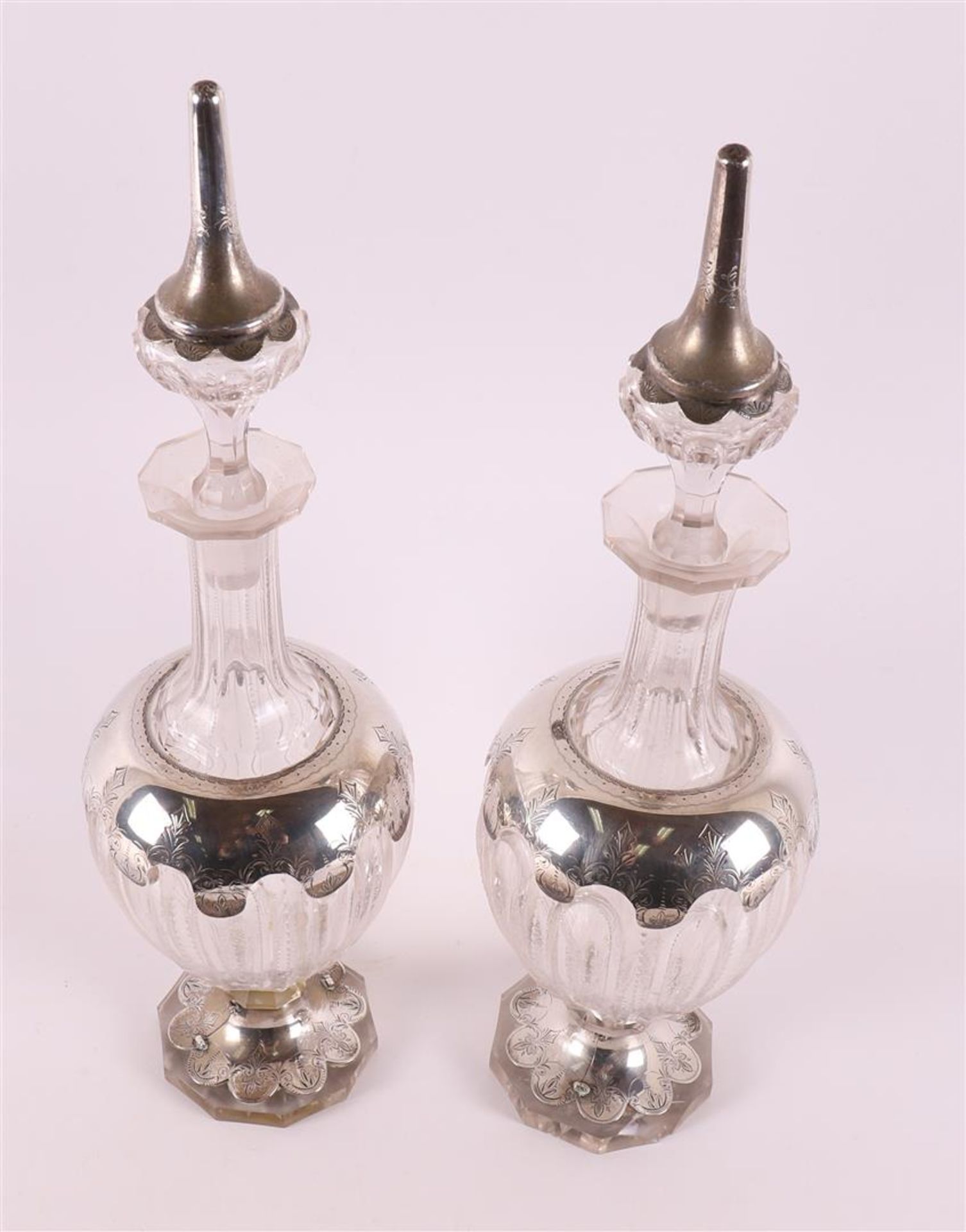 A set of clear glass decanters with 2nd grade 835/1000 silver mount, around 1900, h 40 cm, tot. - Bild 2 aus 6