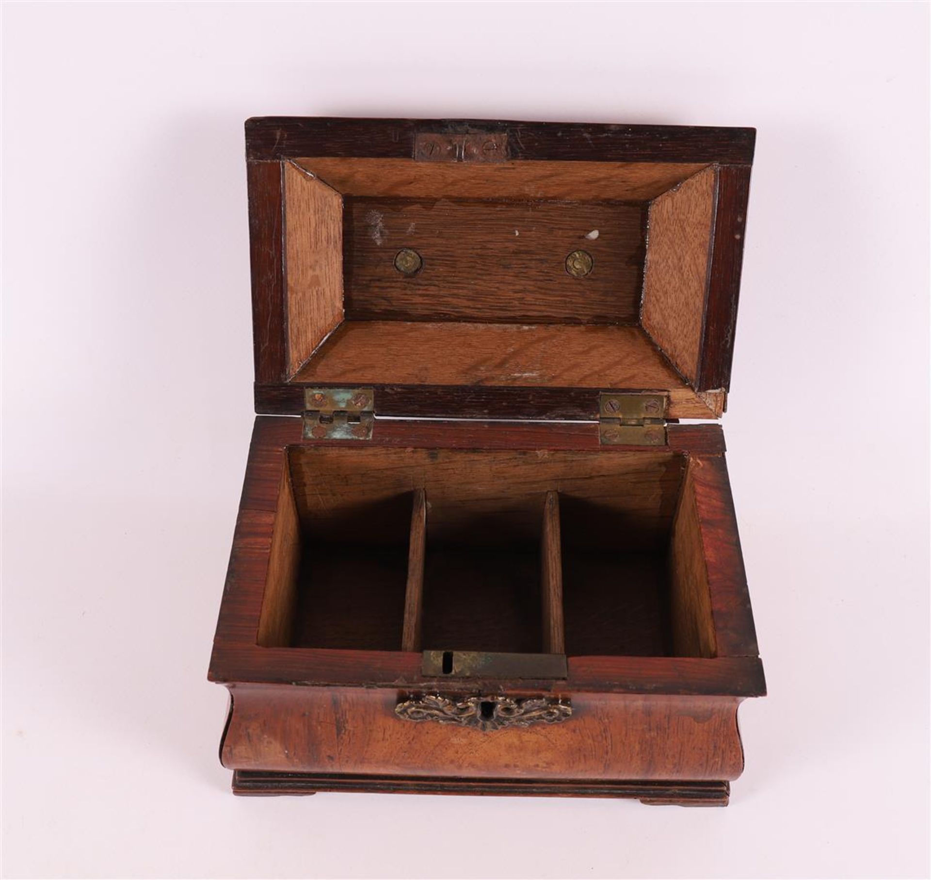 A Dutch rosewood tea box, mid 18th century, h 14 x l 20 x w 12 cm. - Image 5 of 7