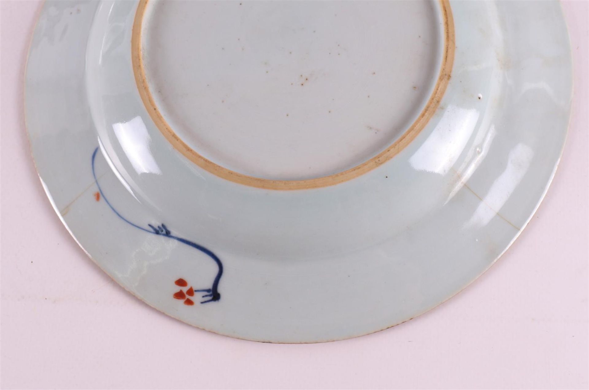 A series of three porcelain plates, China, Kangxi, around 1700. Blue/red, partly gold-heightened - Bild 5 aus 12