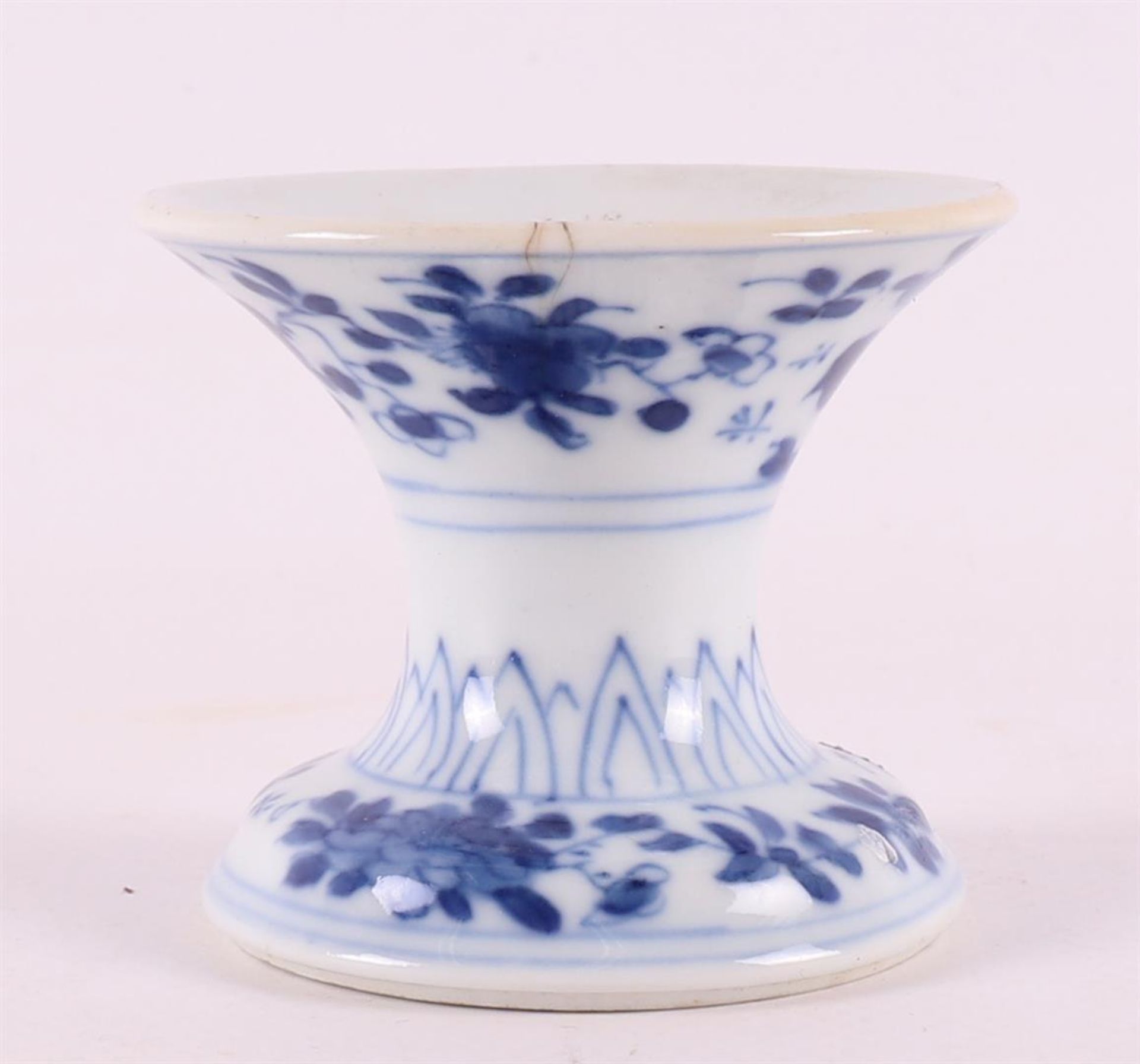 A blue and white porcelain one-light candlestick, China, Kangxi, around 1700. Blue underglaze floral - Bild 4 aus 7