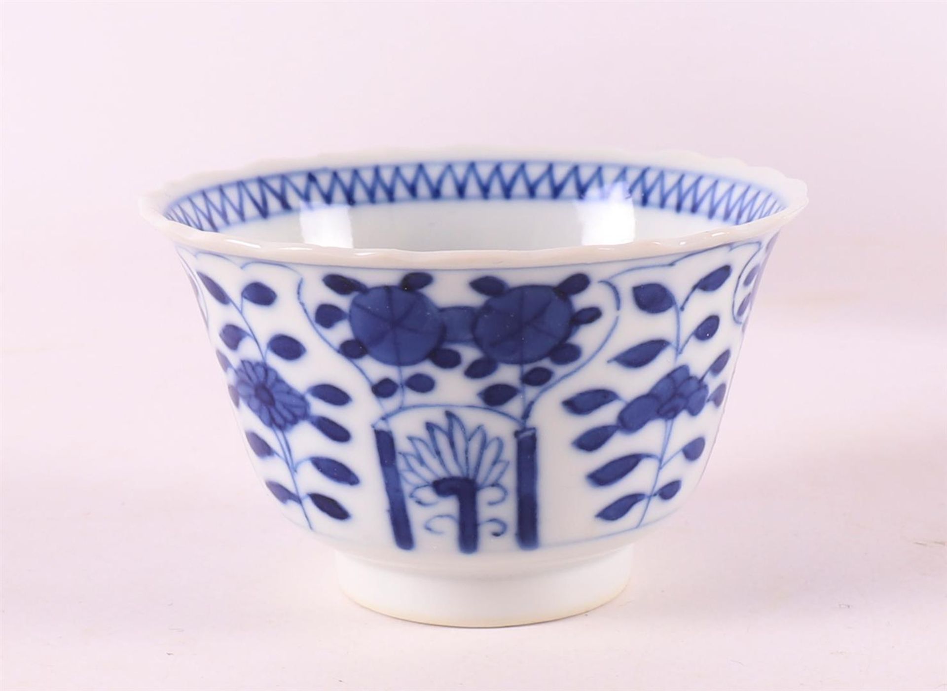 Three various blue/white porcelain cups and saucers, China, 1st half of the 19th century. Blue - Bild 7 aus 23