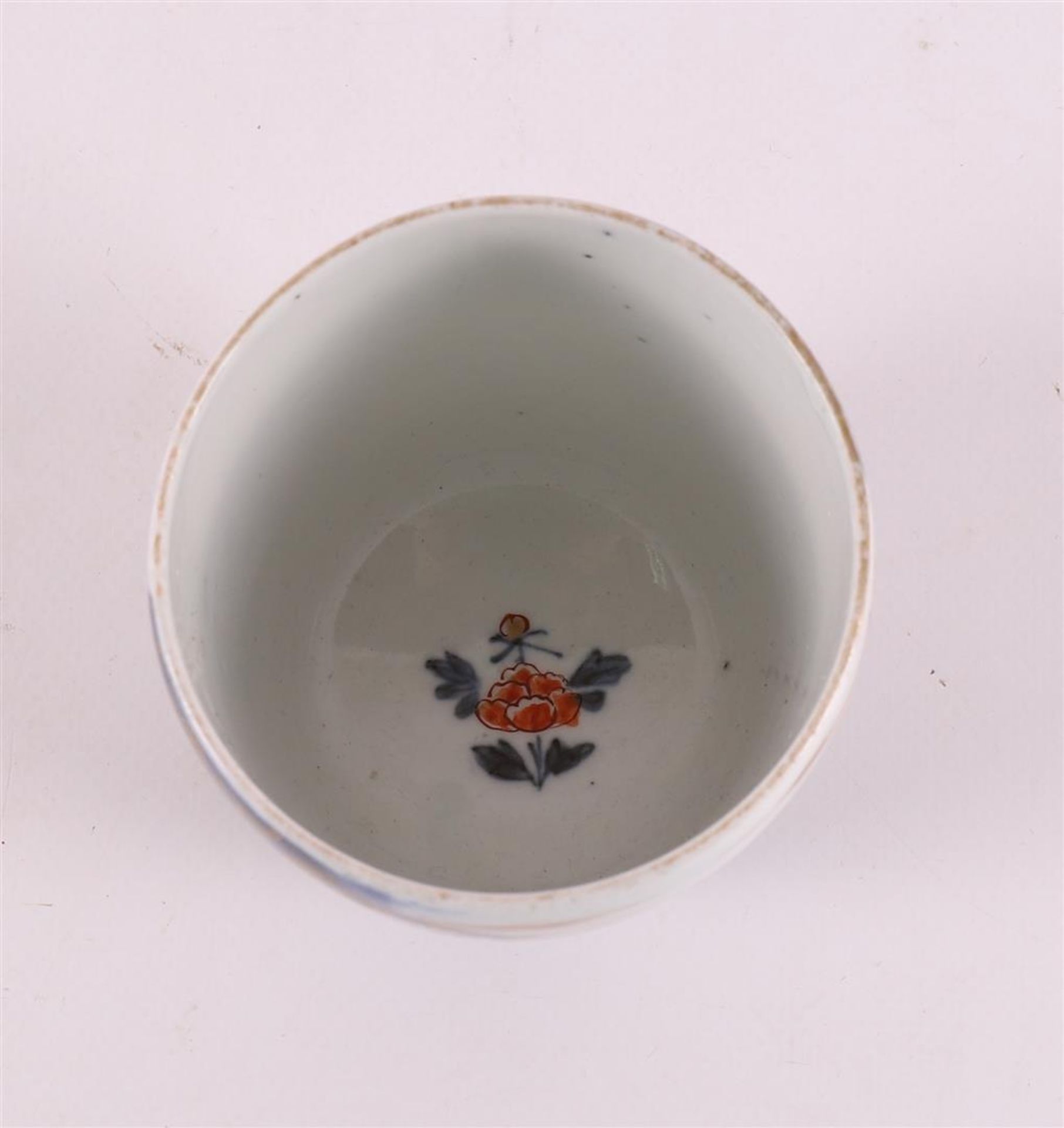 A series of three porcelain Imari plates with pierced lip, Japan, Meiji, late 19th century. Hereby a - Bild 12 aus 13