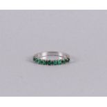 An 18 kt 750/1000 gold ring with facet cut emeralds. Ring size 16.25 mm.