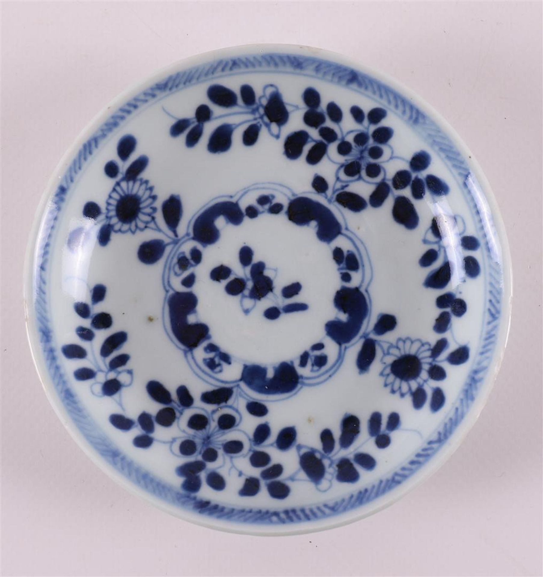 A Chinese blue and white porcelain plate, Qianlong, 18th C. Blue underglaze decoration of, among - Bild 6 aus 13