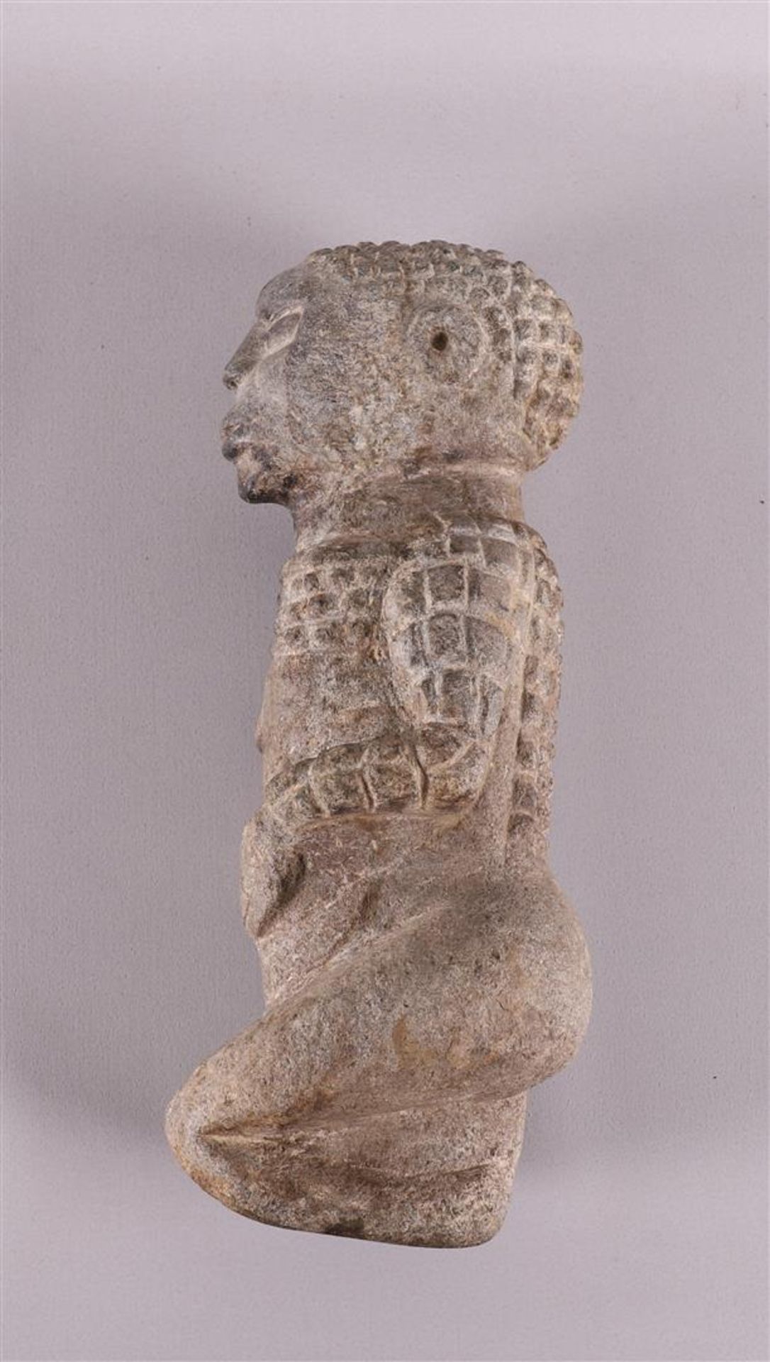 Ethnography. A stone ancestral statue of a kneeling woman, Africa, 20th century, h 34 cm. - Bild 2 aus 4