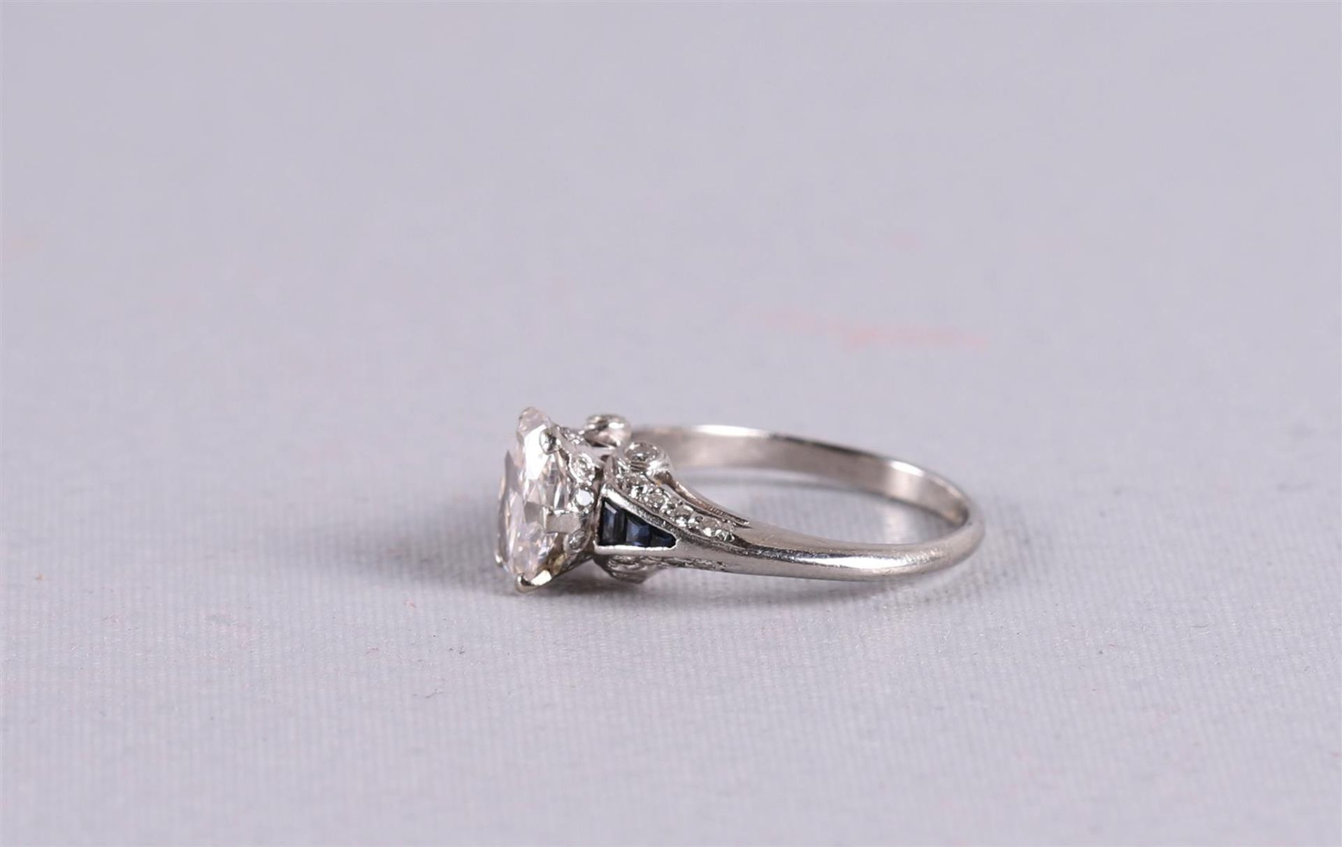 An 18 kt 750/1000 white gold women's ring, set with oval cut brilliants of approximately 1 ct, - Image 2 of 5