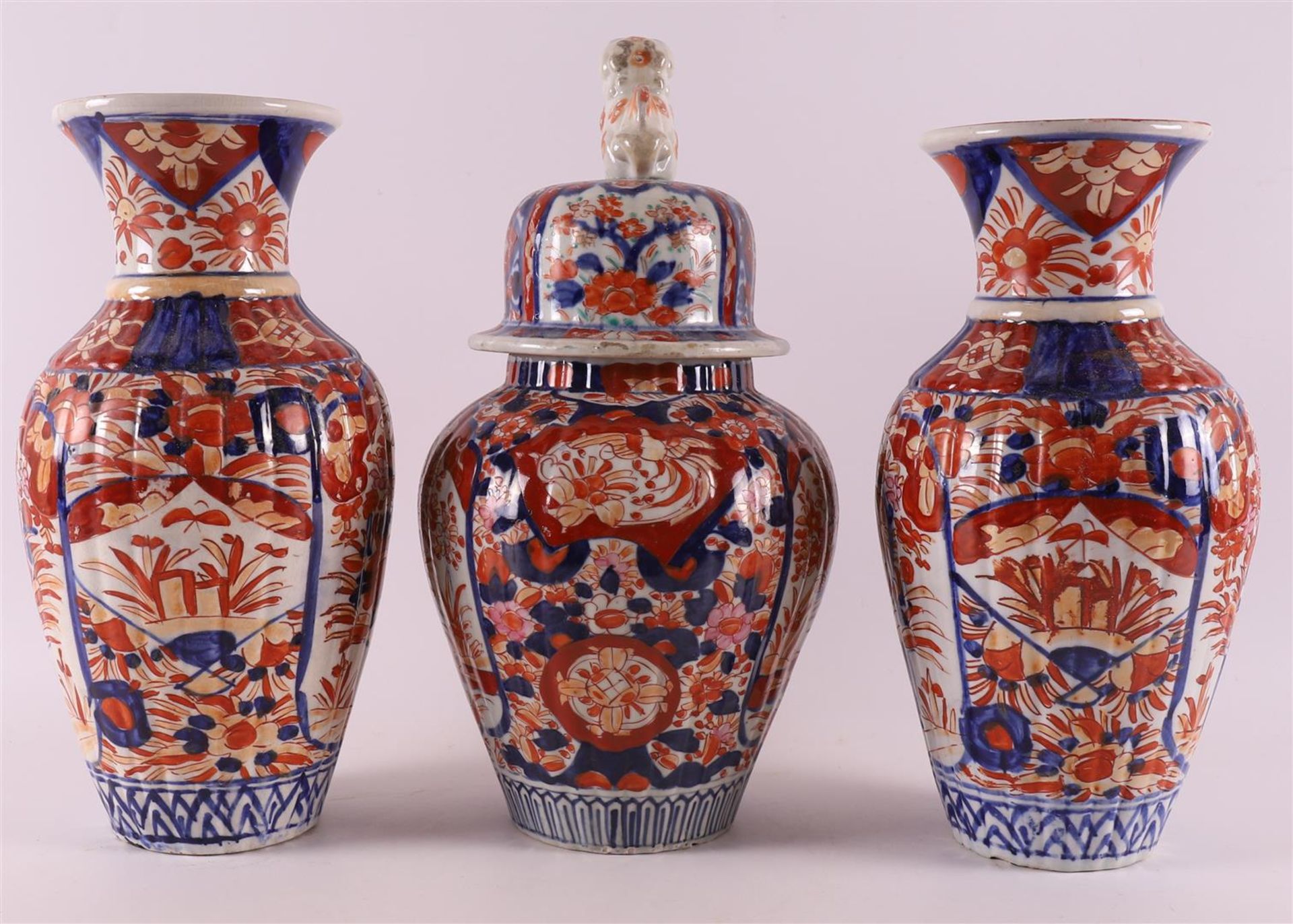 A three piece porcelain Imari garniture, Japan, Meiji, late 19th century. Consisting of: lidded vase - Bild 3 aus 13