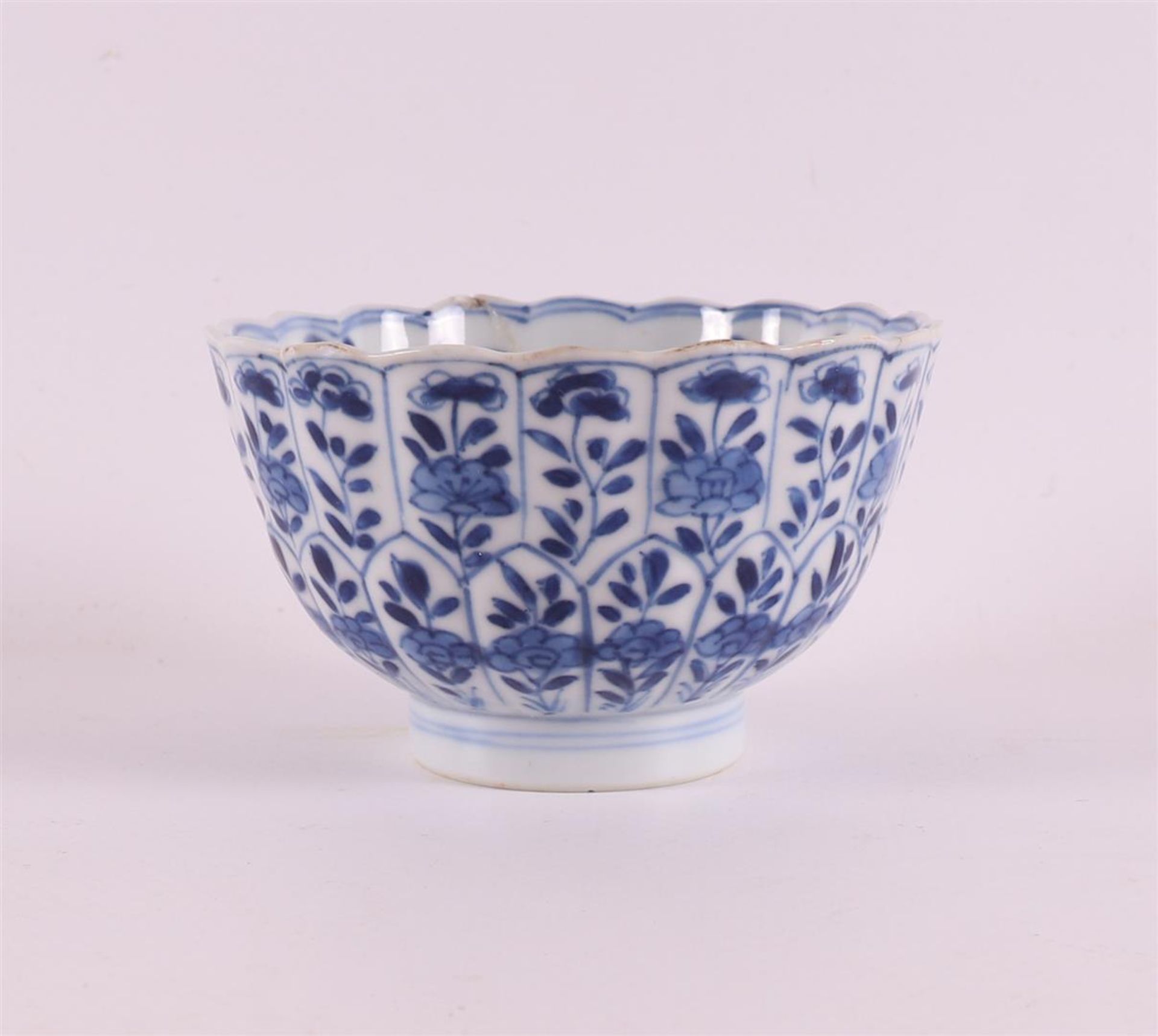 A blue and white porcelain contoured cup and two saucers, China, 19th century. Blue underglaze - Bild 9 aus 10