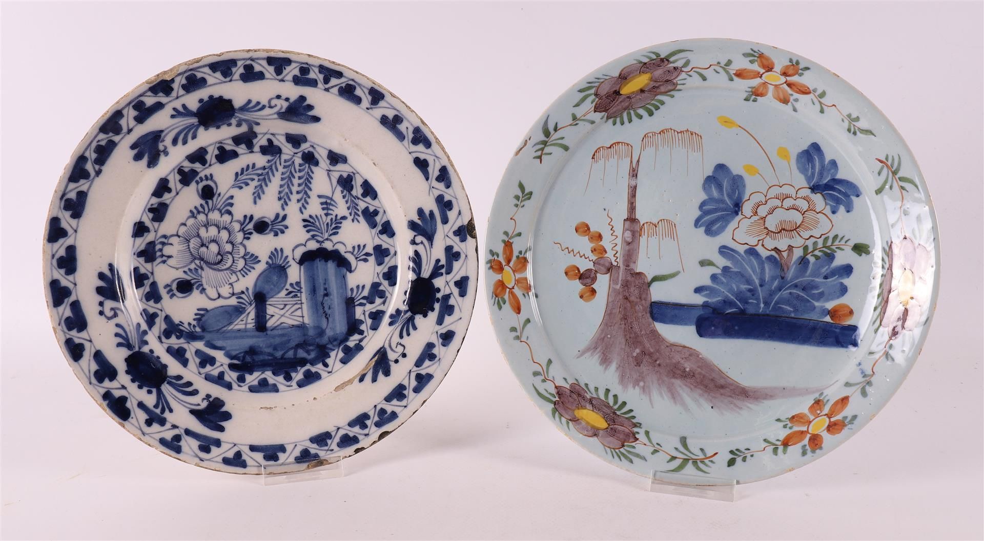 A polychrome Delftware plate with Chinoise decor, 18th century, Ø 22.5 cm. Hereby blue / white Delft