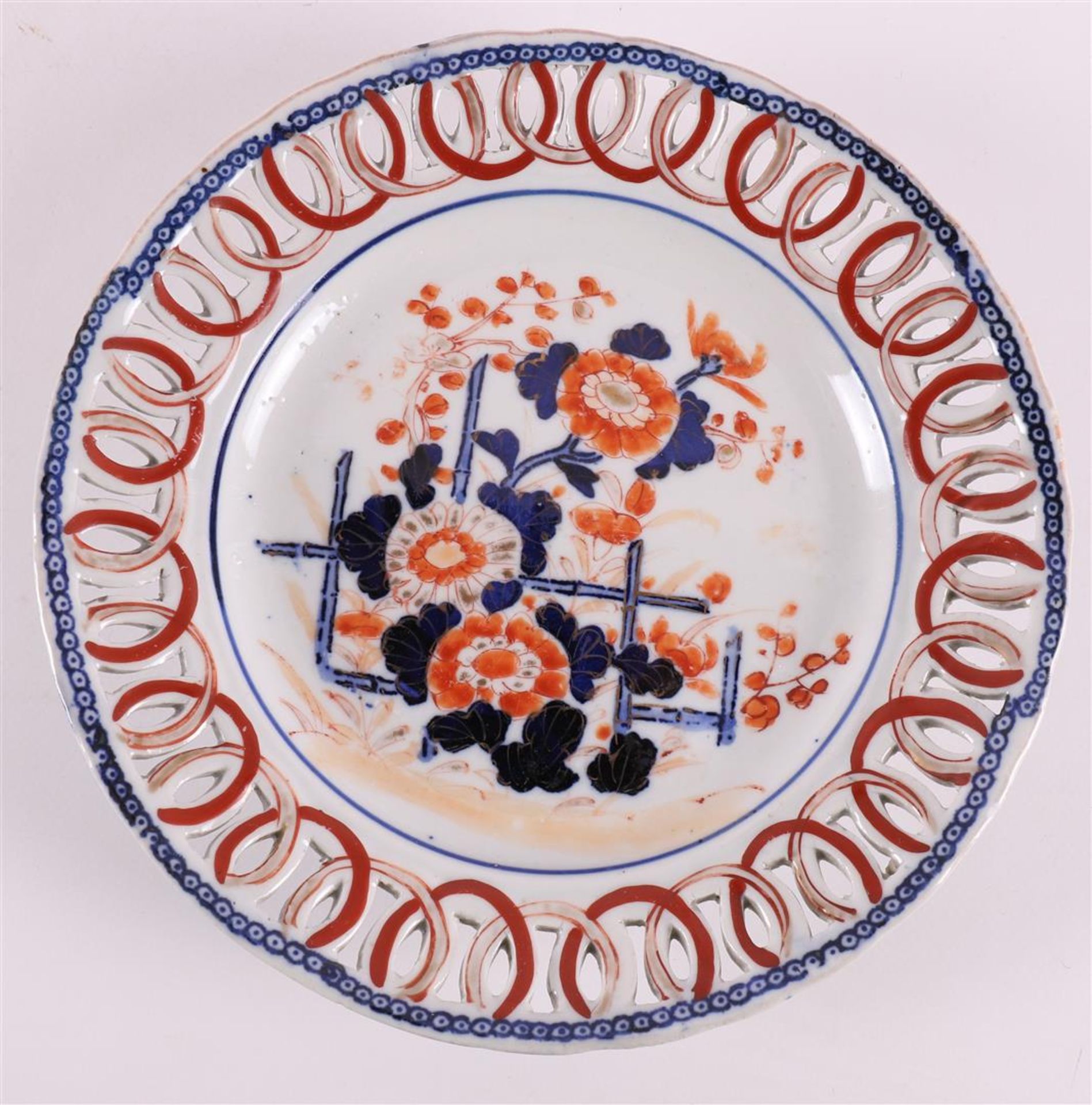 A series of three porcelain Imari plates with pierced lip, Japan, Meiji, late 19th century. Hereby a - Bild 6 aus 13