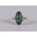 A 14 carat 585/1000 gold vintage ring with a cabochon cut malachite. Ring size 18.25 mm.