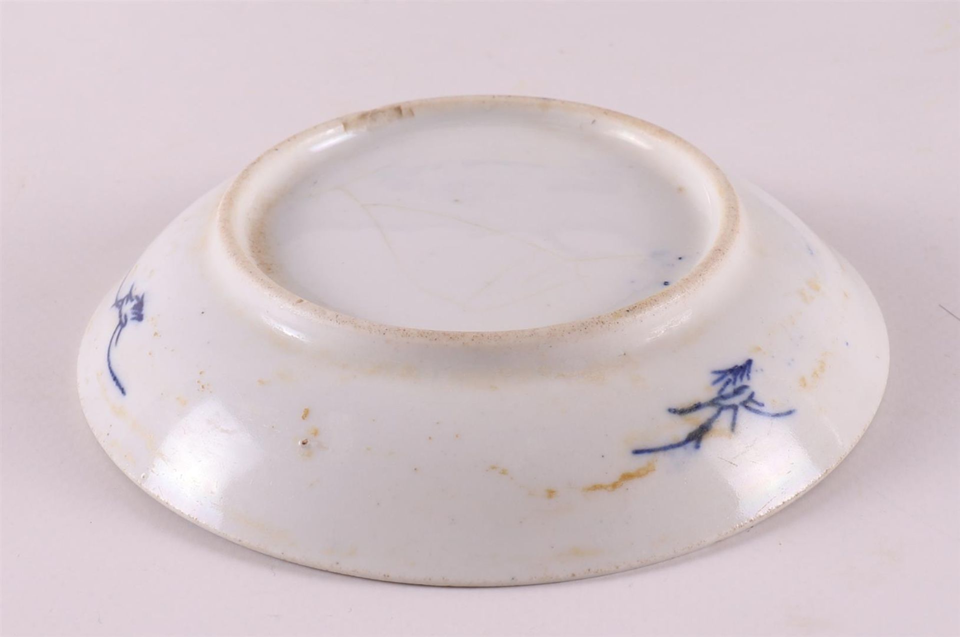 A Chinese blue and white porcelain plate, Qianlong, 18th C. Blue underglaze decoration of, among - Bild 5 aus 13
