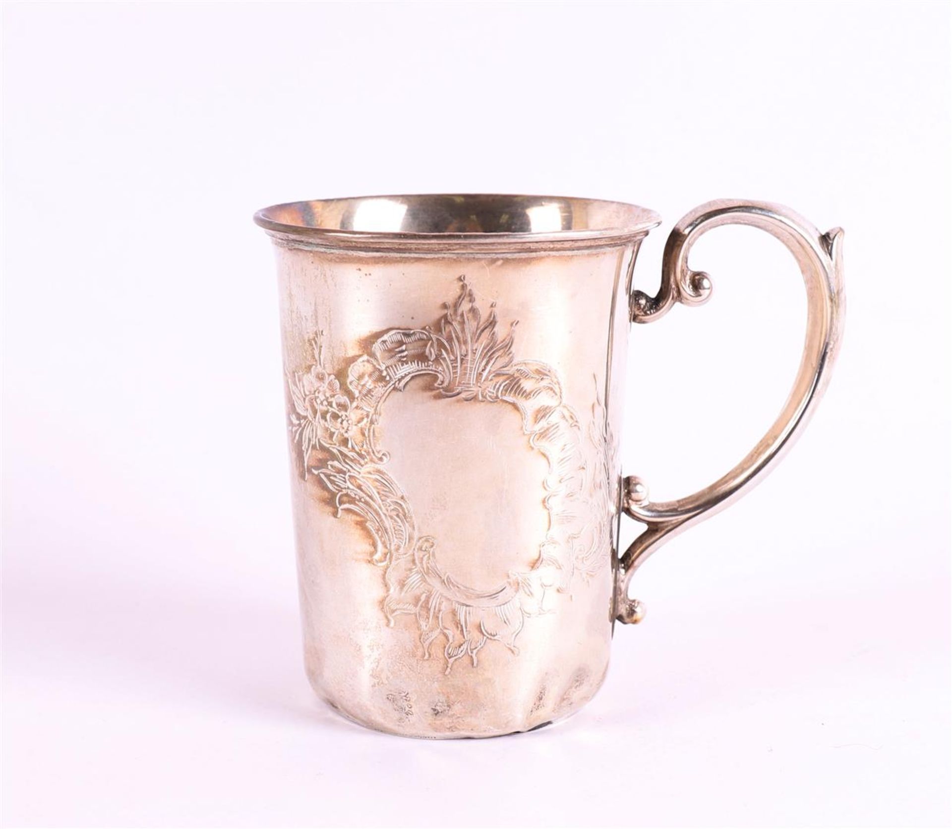 A 3rd grade 800/1000 silver cup on handle, around 1900 (dented), h 7.7 cm, 49 grams.