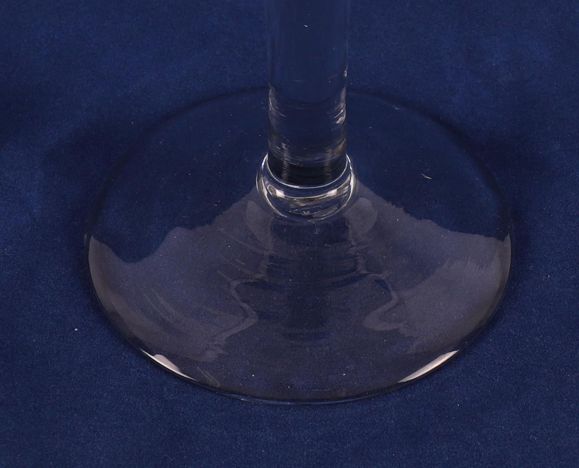 A conical occasional glass, England, 18th century, h 22.5 cm. - Bild 5 aus 7