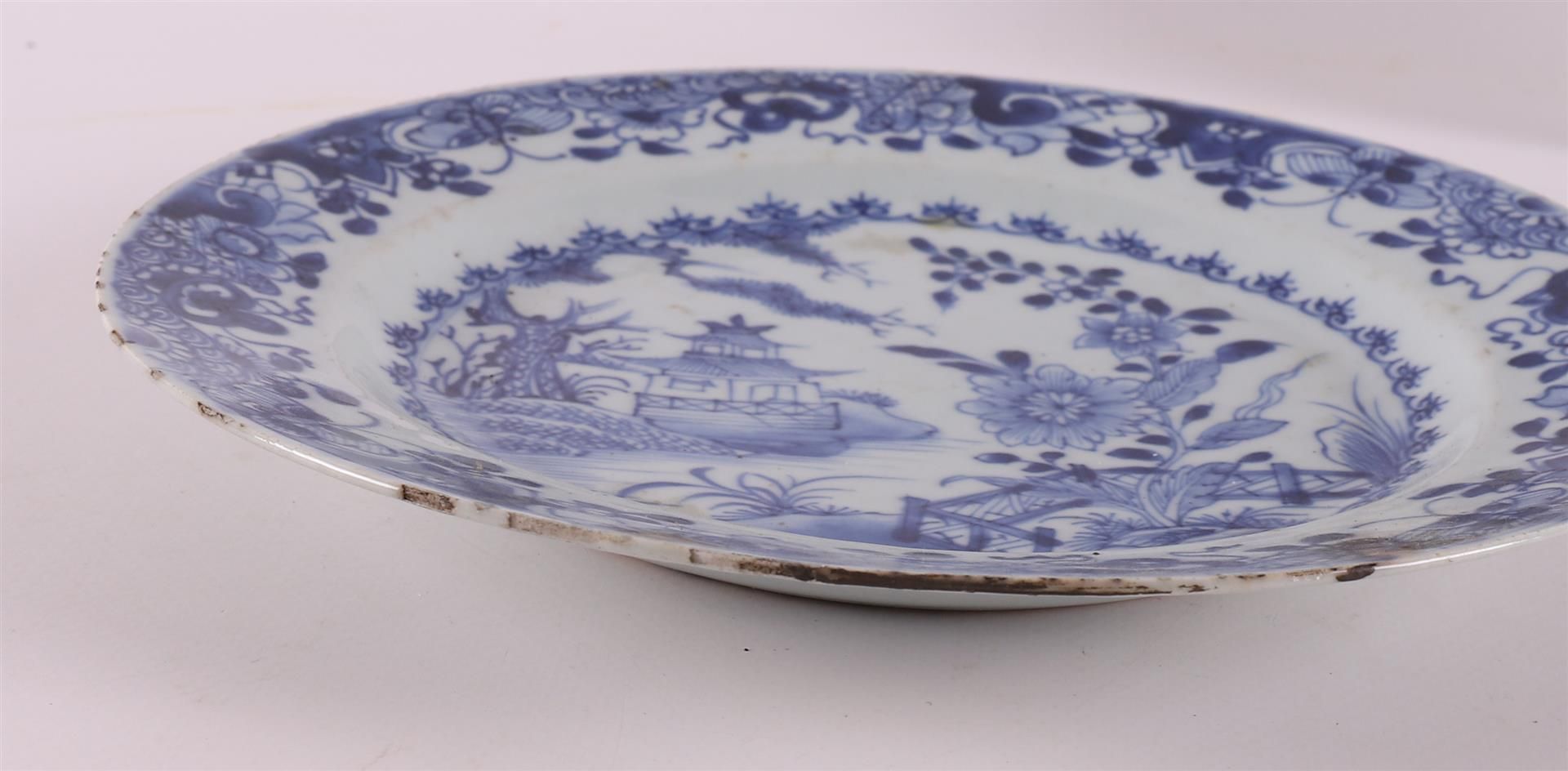 A pair of blue and white porcelain plates, China, Qianlong, 18th century. Blue underglaze decoration - Image 4 of 9