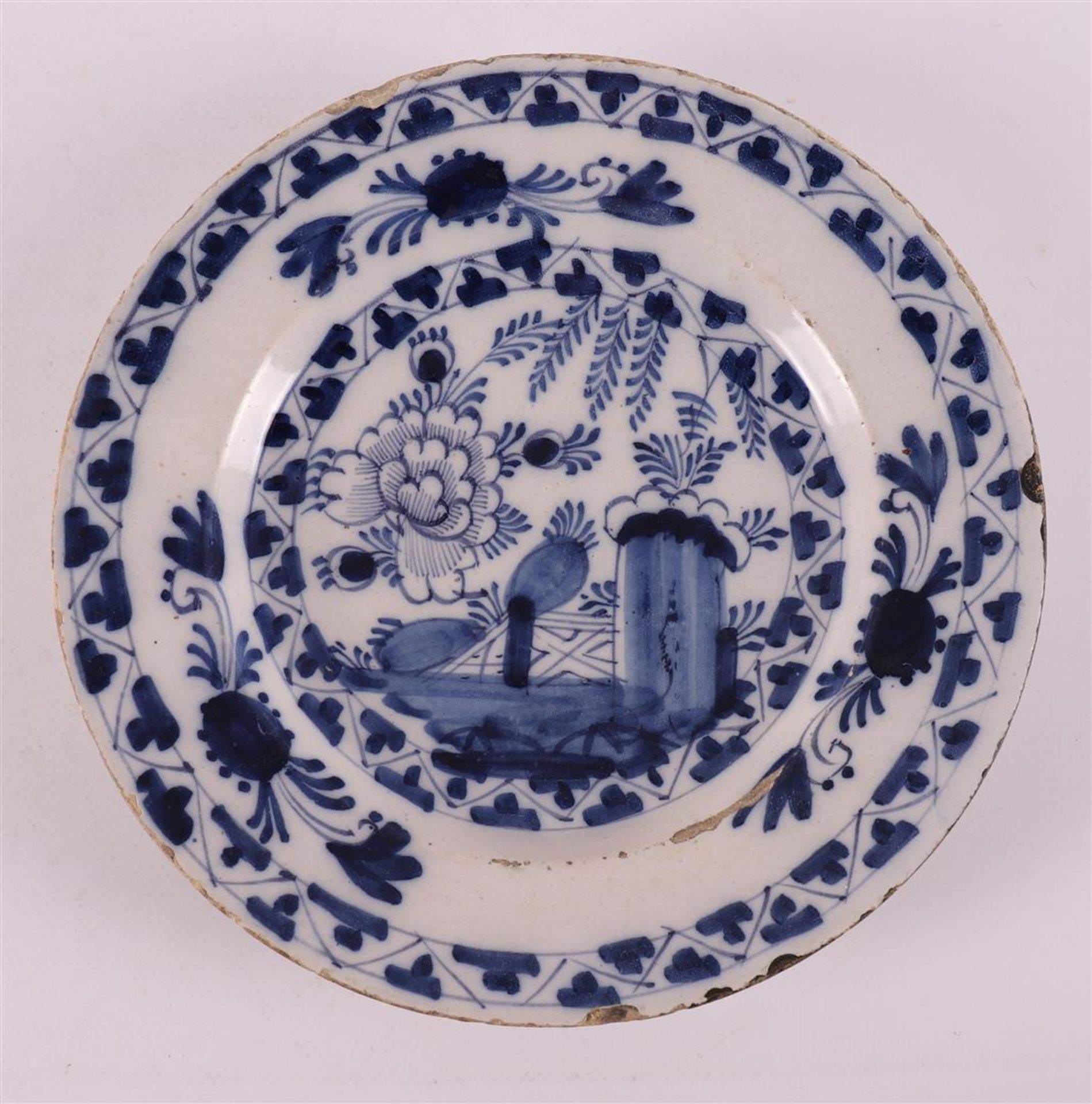 A polychrome Delftware plate with Chinoise decor, 18th century, Ø 22.5 cm. Hereby blue / white Delft - Bild 4 aus 5