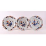 A series of three porcelain plates, China, Kangxi, around 1700. Blue/red, partly gold-heightened