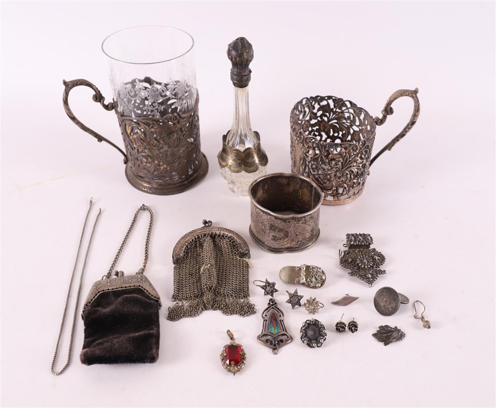 A lot of various, mainly silver, including fragrance flacon and glass holders.