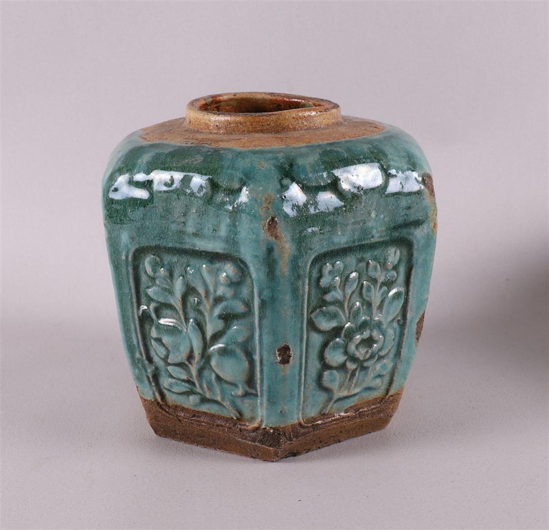 A porcelain bowl on a stand ring, China, 20th century. Polychrome decor of dragons, h 8 x Ø 20 cm. - Bild 4 aus 13
