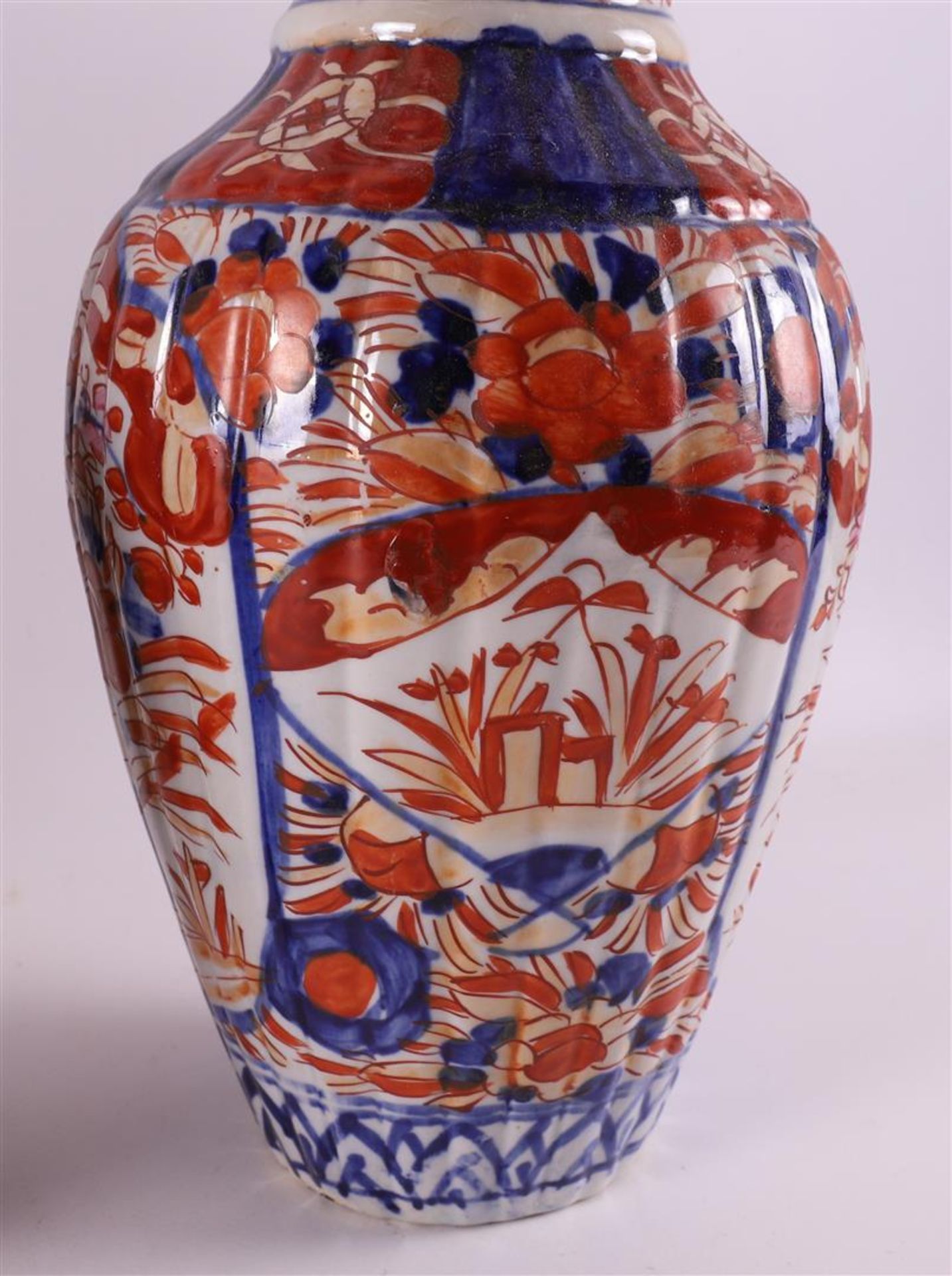 A three piece porcelain Imari garniture, Japan, Meiji, late 19th century. Consisting of: lidded vase - Bild 6 aus 13