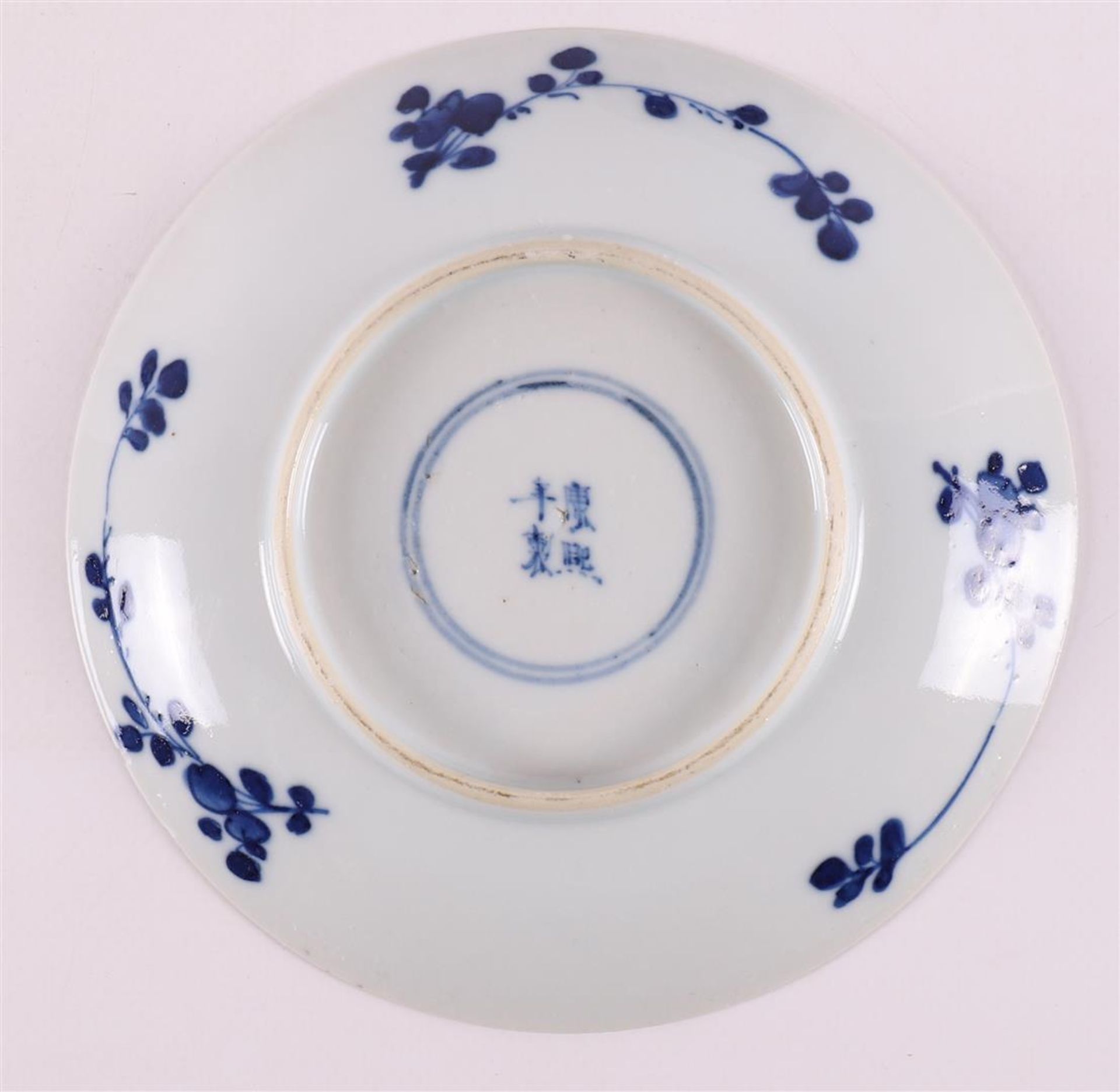 A pair of blue and white porcelain plates, China, 19th century. Blue underglaze decoration of ' - Bild 3 aus 5