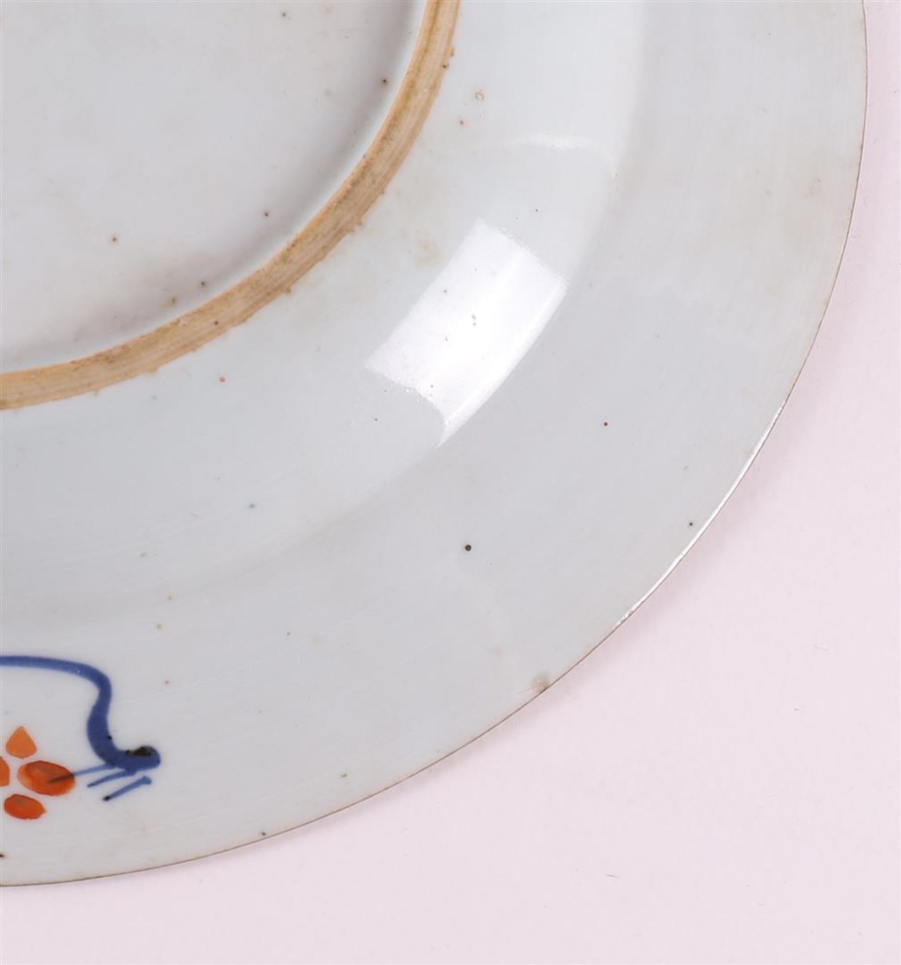 A series of three porcelain plates, China, Kangxi, around 1700. Blue/red, partly gold-heightened - Bild 12 aus 12