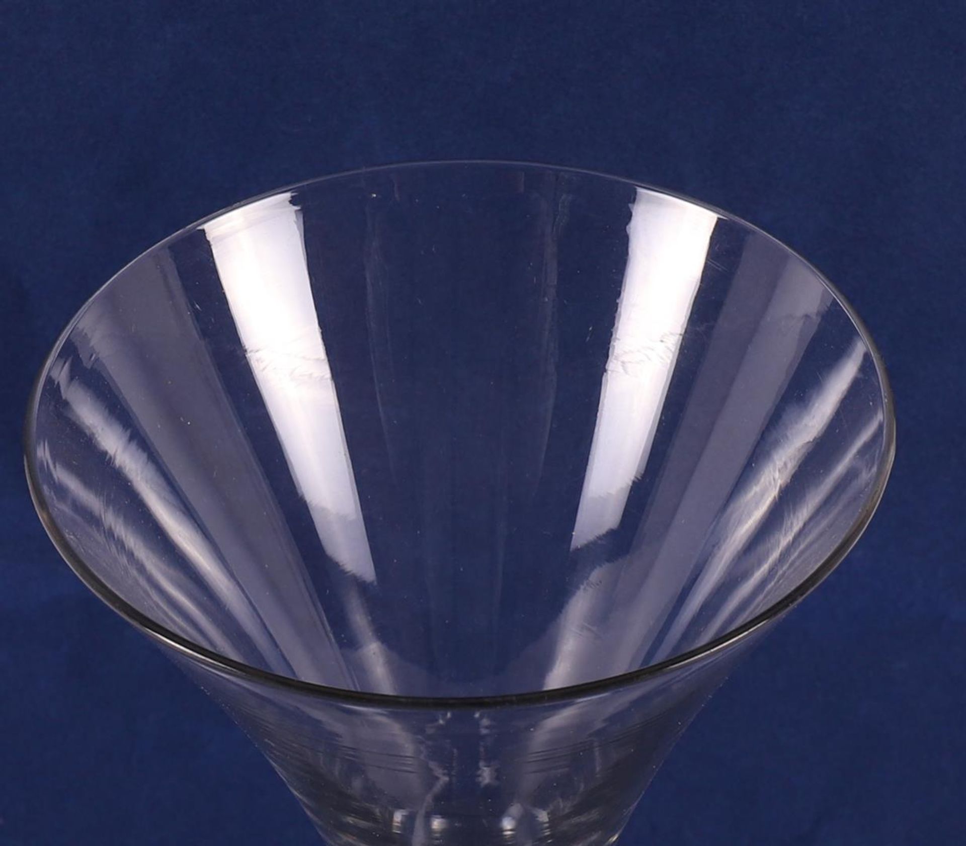 A conical occasional glass, England, 18th century, h 22.5 cm. - Bild 7 aus 7
