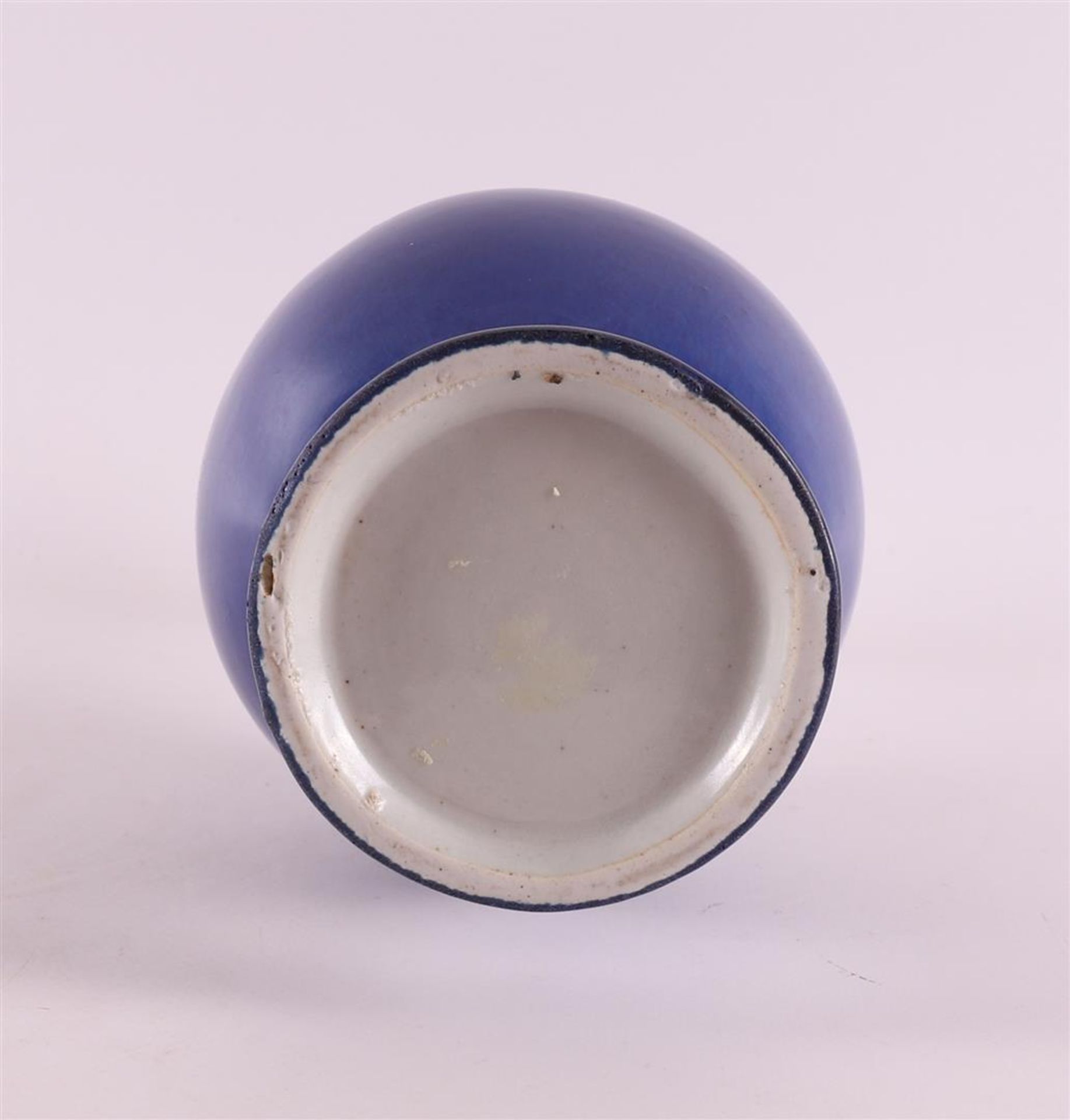 A royal blue glazed baluster shaped porcelain vase, China, 20th century, h 26 cm. - Bild 4 aus 4