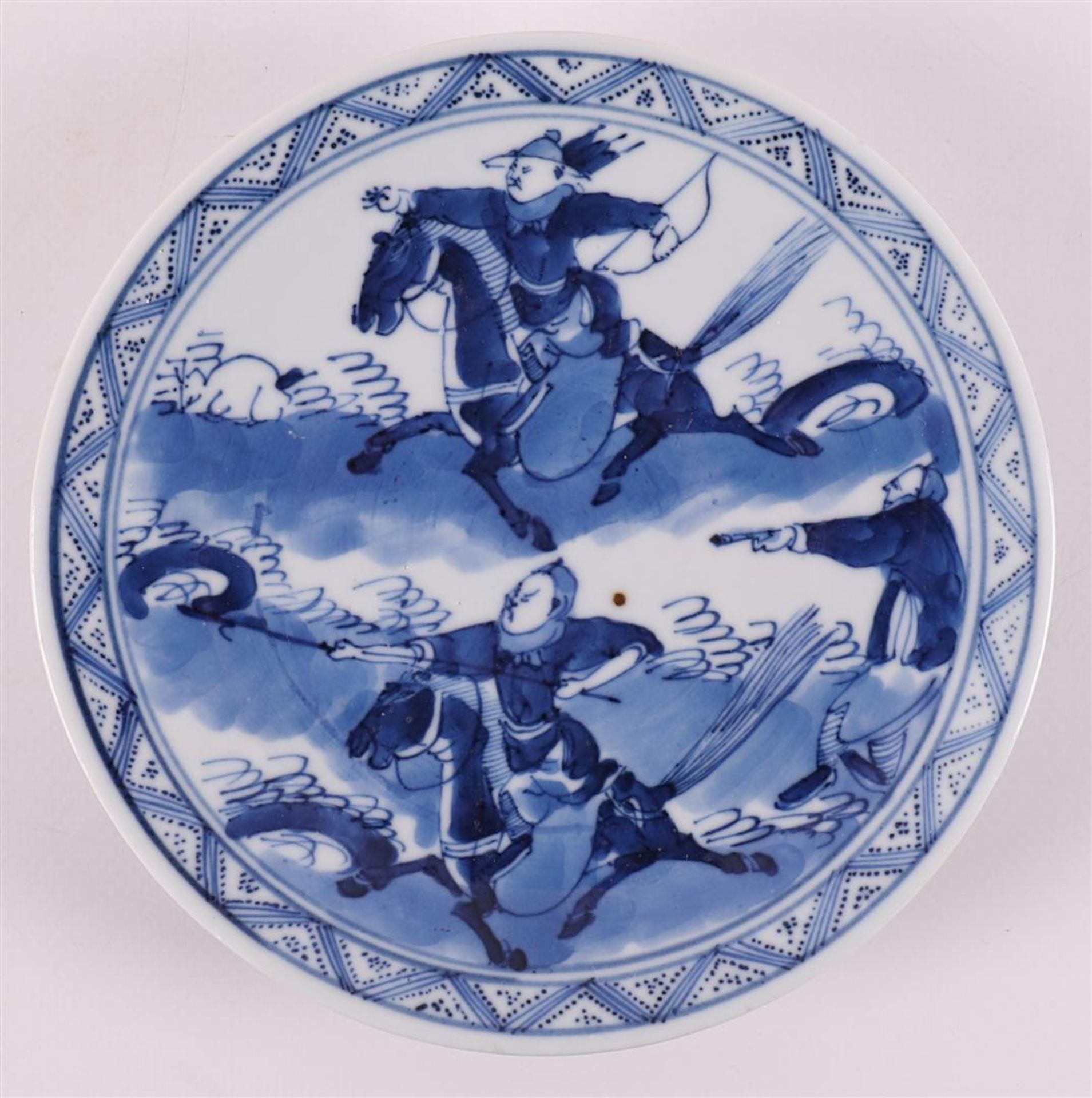 A pair of blue and white porcelain plates, China, 19th century. Blue underglaze decoration of ' - Bild 4 aus 5