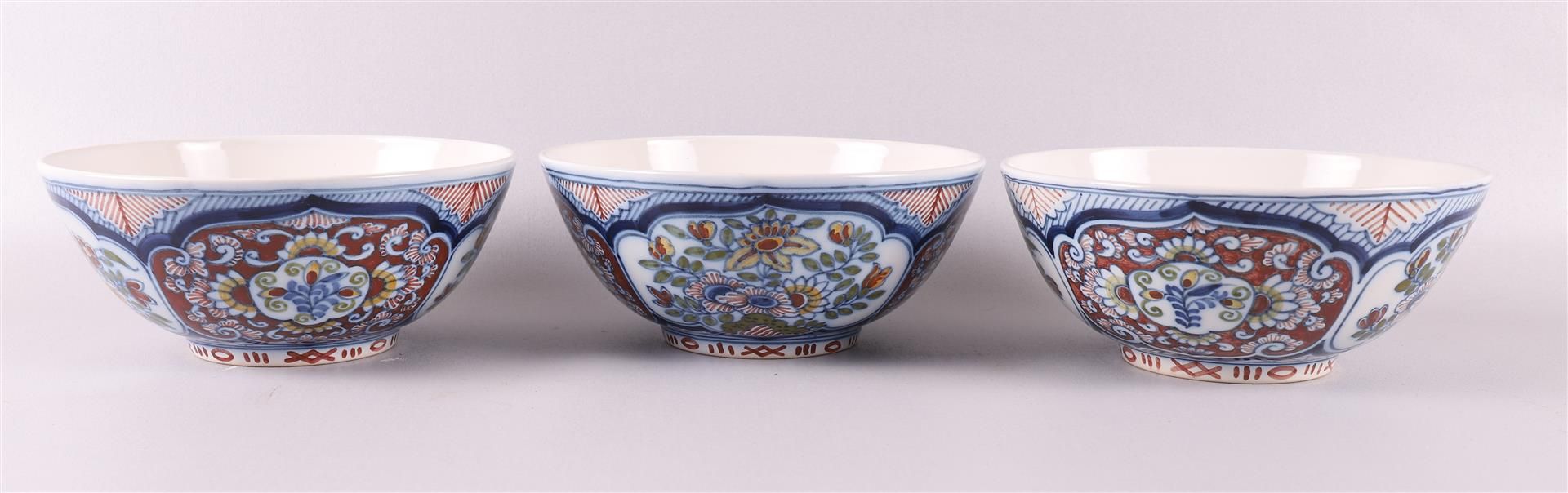 A series of three earthenware bowls on stand ring, Friesland, Makkum, 20th century. Polychrome - Bild 2 aus 4